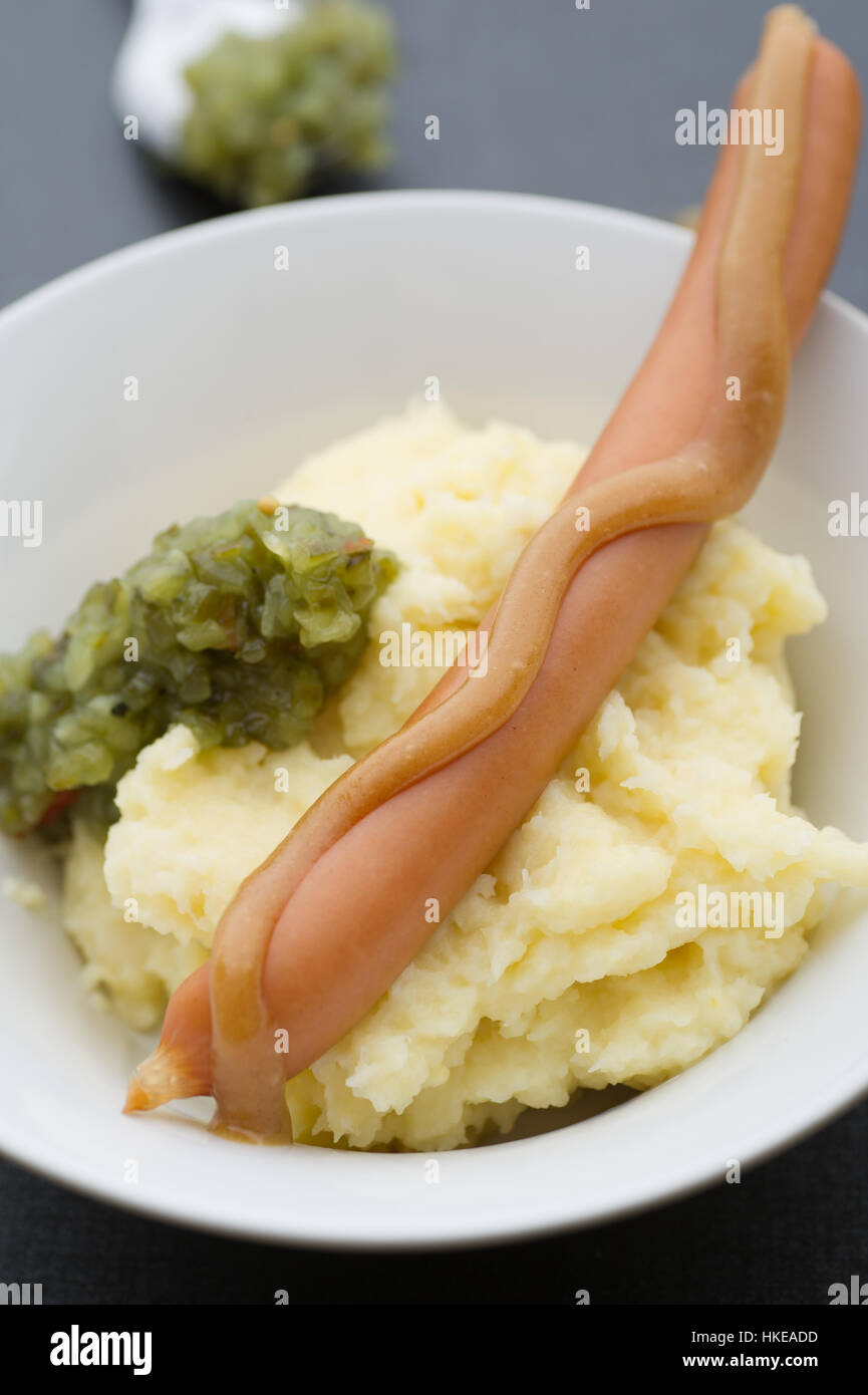 Kochwurst mit hausgemachtem Kartoffelbrei und süßes Pickle-Relish. Stockfoto