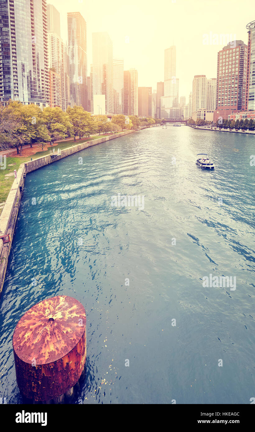 Farbe getönt Weitwinkel-Bild von Chicago downtown bei Sonnenuntergang, USA. Stockfoto