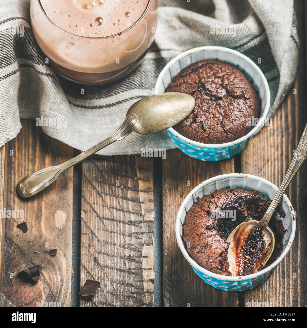 Nahaufnahme von Schokolade Souffle Backen Tassen und Mokka Stockfoto