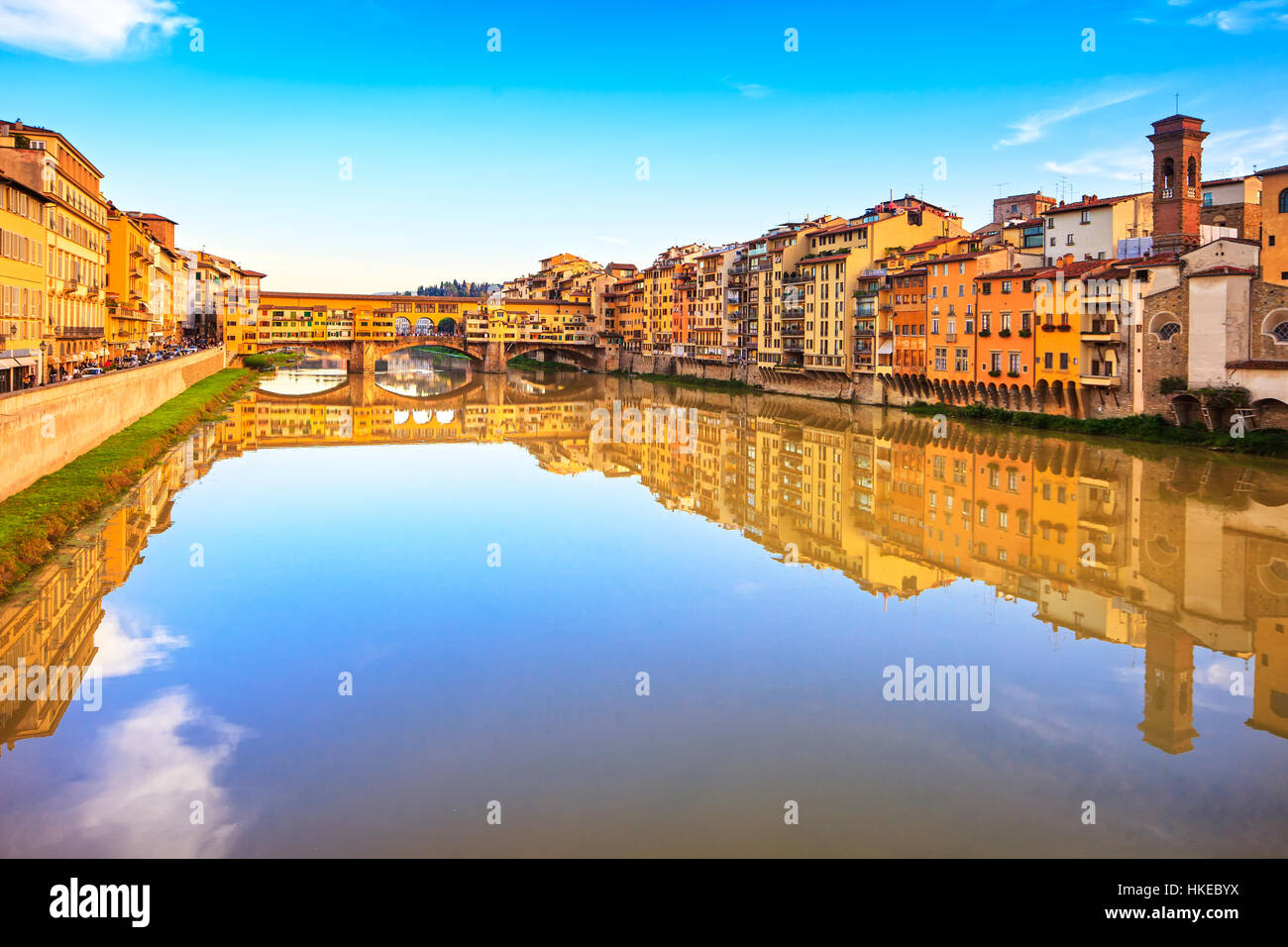 Ponte Vecchio, alte Brücke, mittelalterlichen Wahrzeichen am Fluss Arno und Reflexion. Florenz, Toskana, Italien. Stockfoto