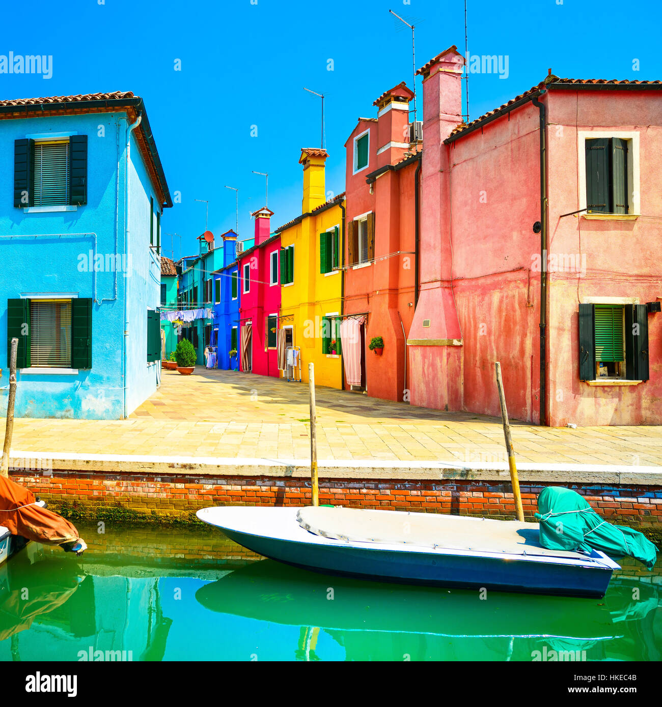 Wahrzeichen von Venedig, Burano Insel Kanal, bunten Häusern und Boot, Italien, Europa. Stockfoto