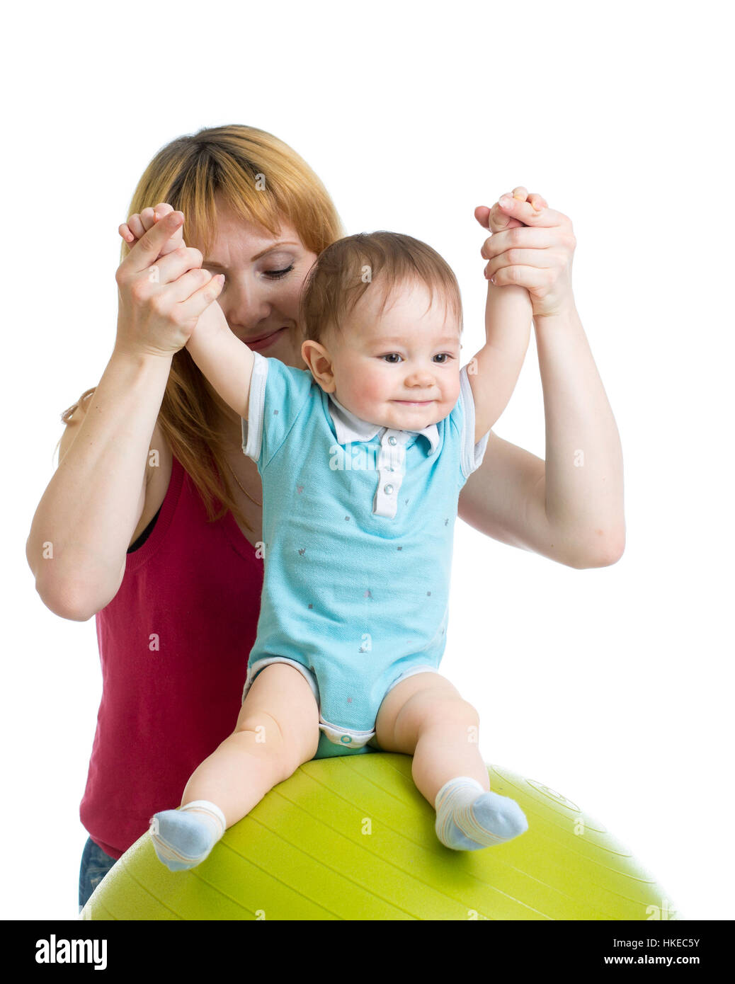 Mutter mit glückliches Baby Übungen mit Gymnastik Ball. Konzept der Fürsorge für Kinder Gesundheit. Stockfoto