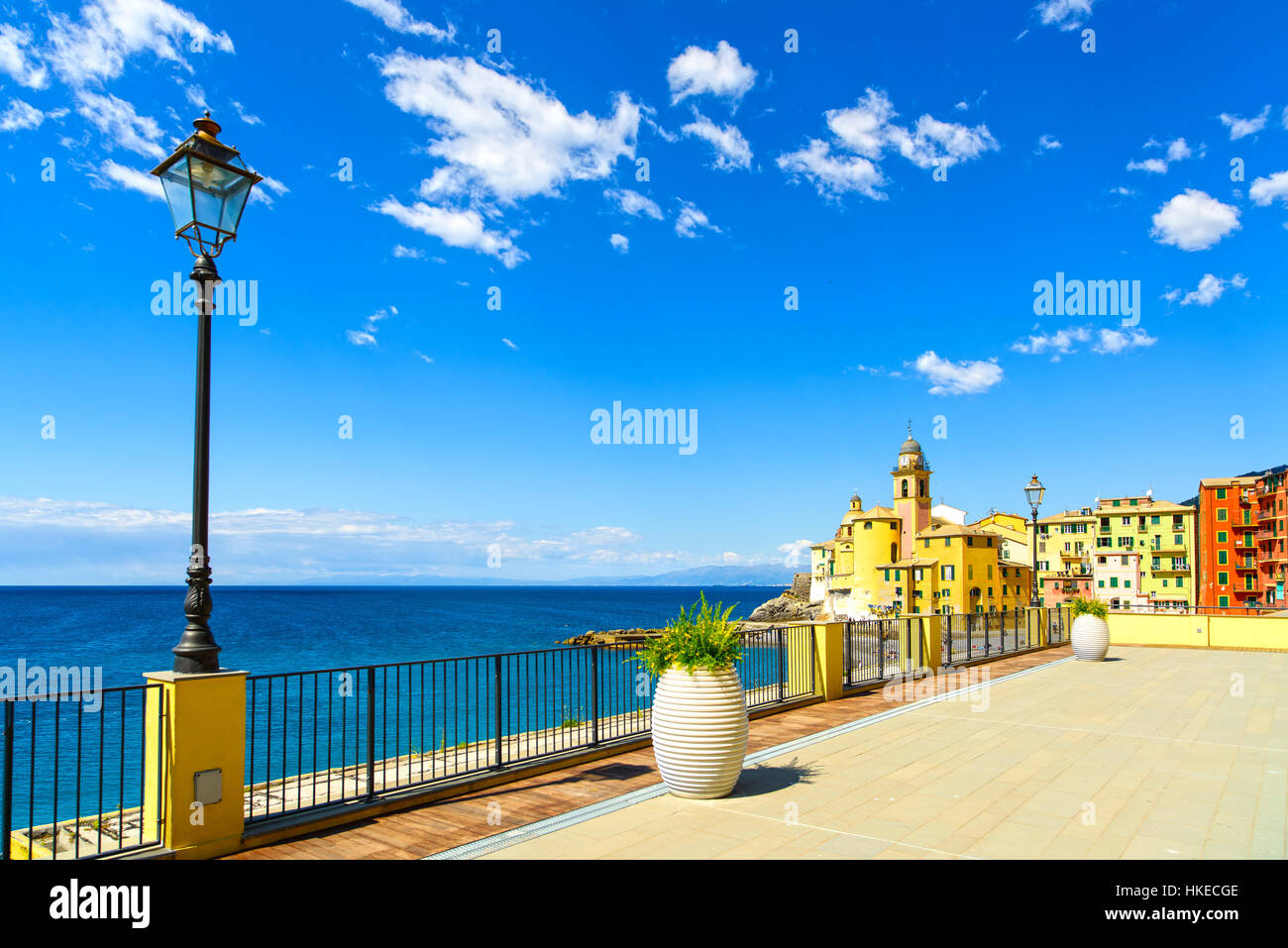Camogli alte Kirche am Meer, Lampe und Terrasse. Reiseziel in Ligurien, Italien. Stockfoto