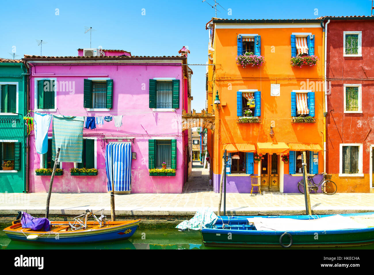Wahrzeichen von Venedig, Burano Insel Kanal, bunten Häusern und Boot, Italien, Europa. Stockfoto