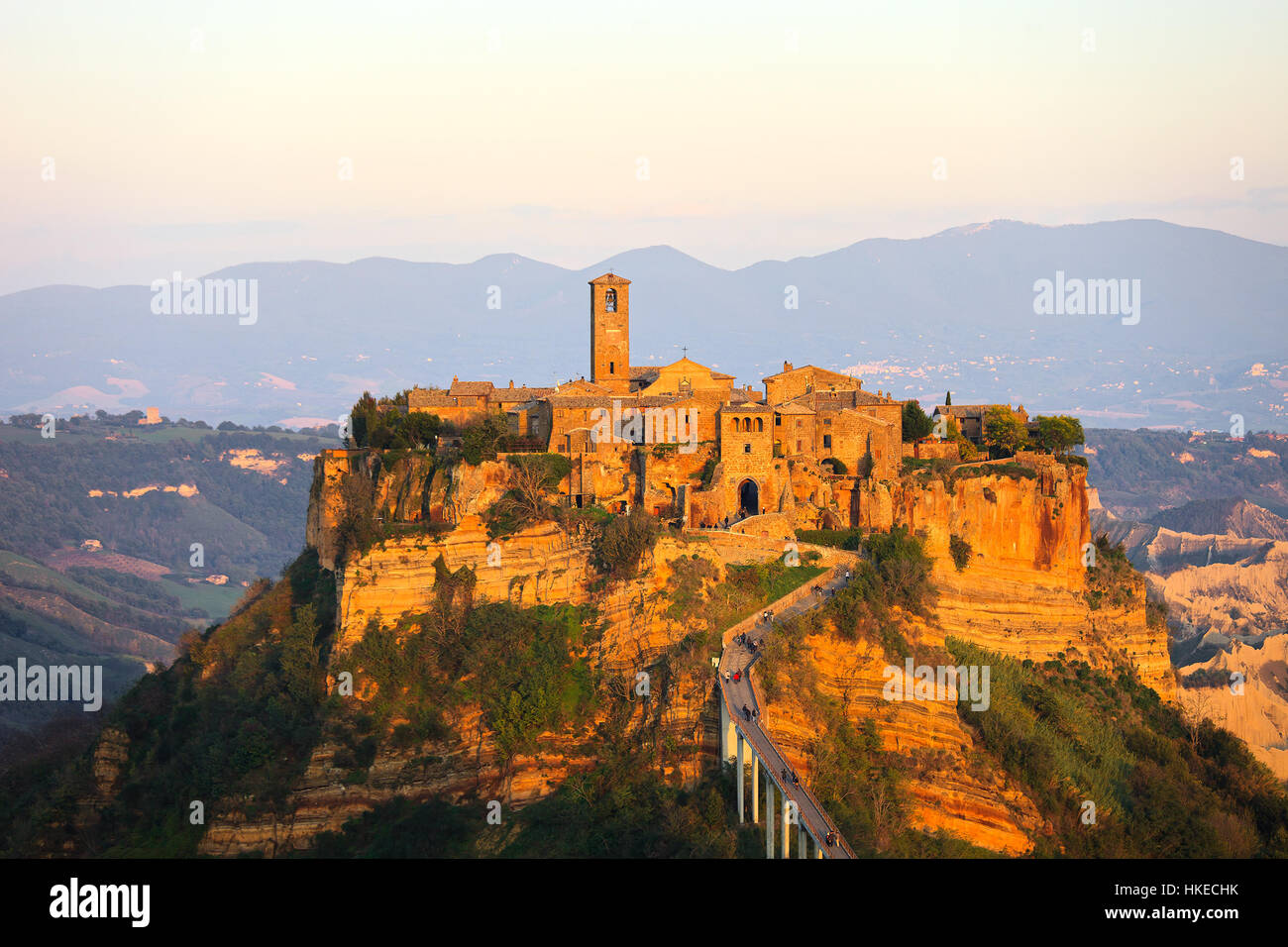 Civita di Bagnoregio Geisterstadt Wahrzeichen, aerial Blick auf Sonnenuntergang. Lazio, Italien, Europa. Stockfoto