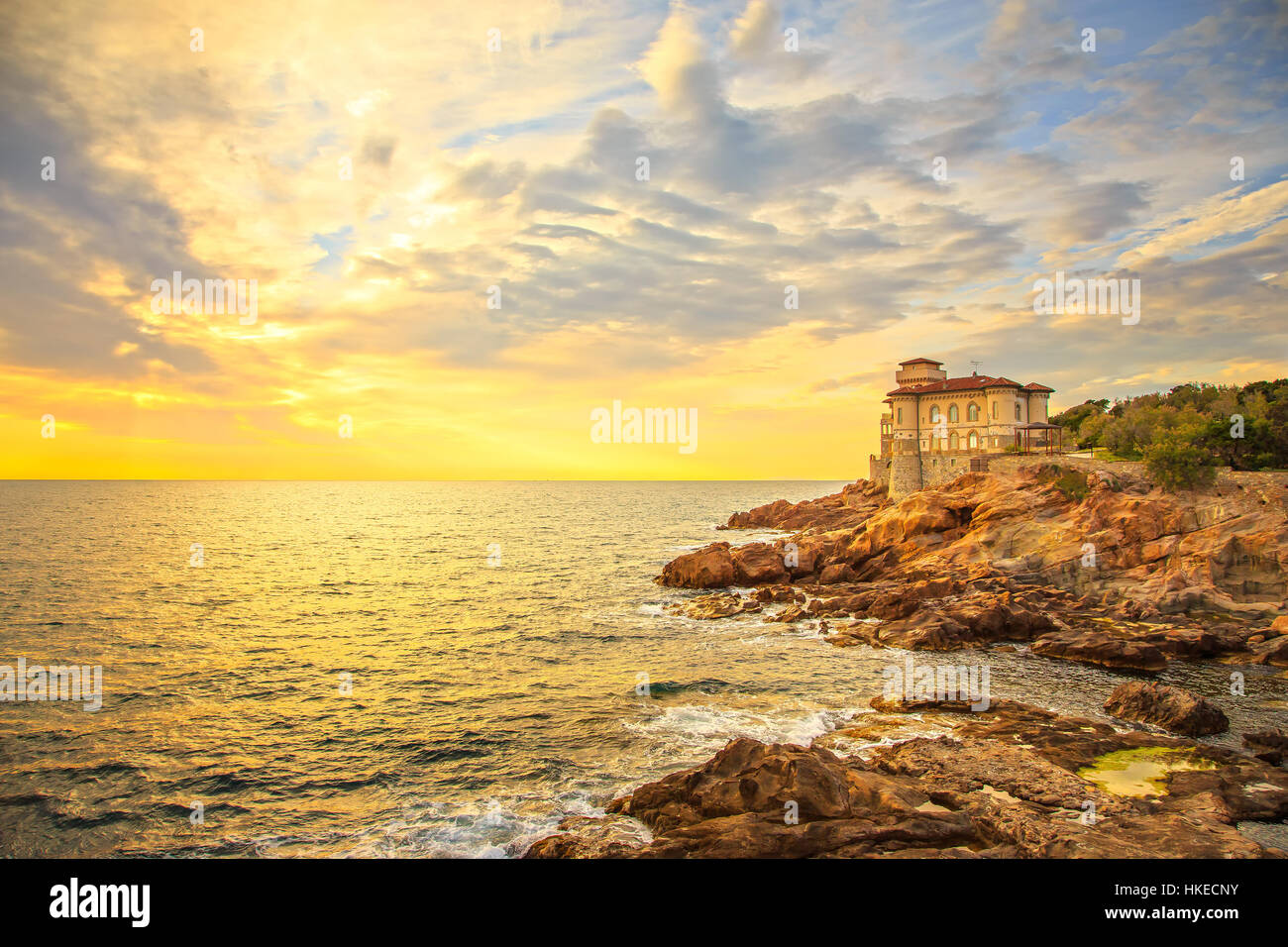 Boccale Burg Wahrzeichen auf Klippe Felsen und Meer auf warmen Sonnenuntergang. Toskana, Italien, Europa. Stockfoto