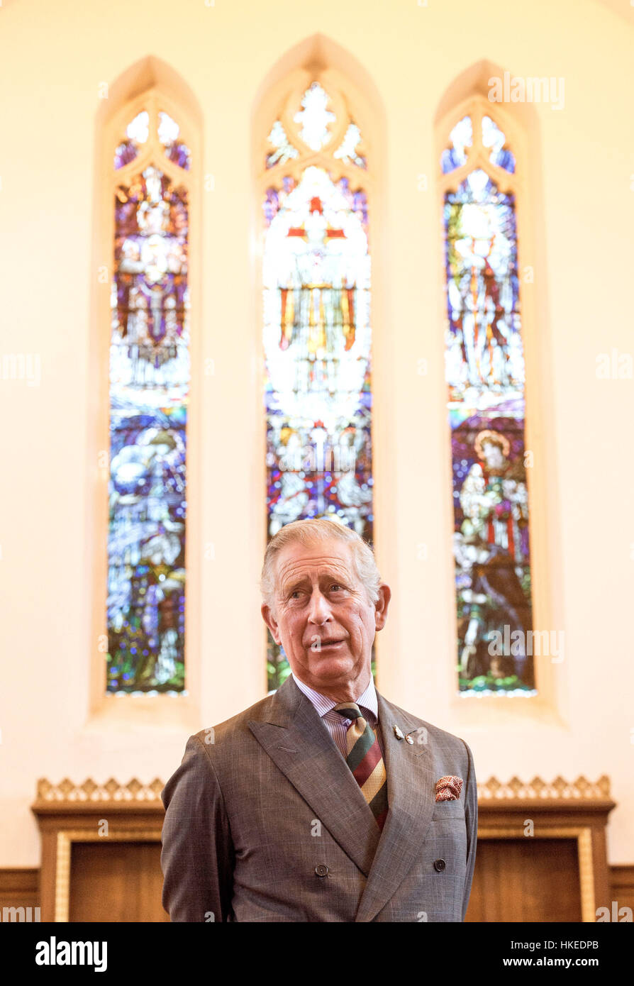 Der Prinz von Wales, Feldmarschall der British Army, lernt etwas über die laufende Arbeit zwischen der Armee und ethnischen Minderheiten in Leicester und in ganz Großbritannien während eines Besuchs in St Philip Church, Leicester. Stockfoto