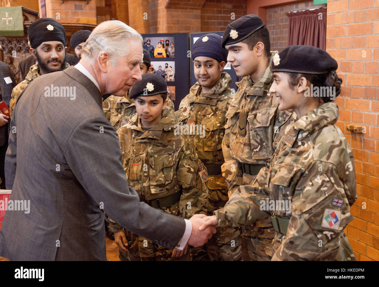 Der Prince Of Wales, Feldmarschall der British Army, trifft Armee-jüngstere Söhne, als er, über die laufende Arbeit zwischen der Armee und ethnischen Minderheiten in Leicester und in ganz Großbritannien während eines Besuchs in St Philip Church, Leicester erfährt. Stockfoto