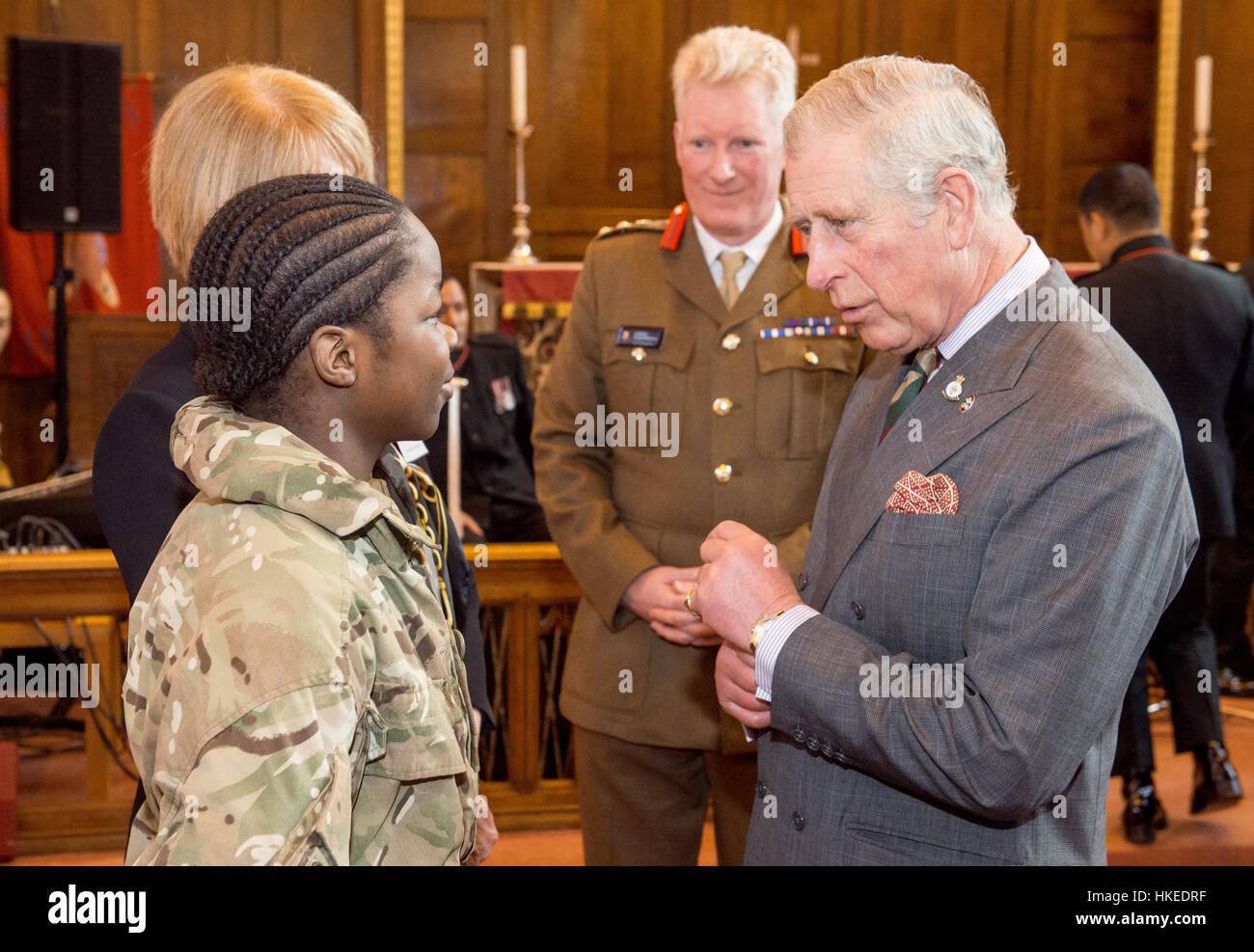 Der Prinz von Wales, Feldmarschall der British Army, trifft Cadet Lion Kheswa, 14, als er, über die laufende Arbeit zwischen der Armee und ethnischen Minderheiten in Leicester und in ganz Großbritannien während eines Besuchs in St Philip Church, Leicester erfährt. Stockfoto
