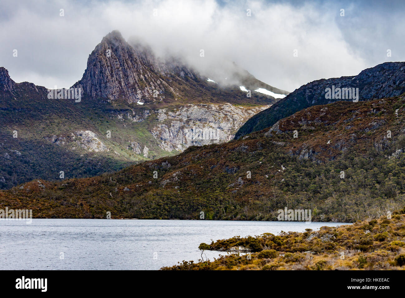 Cradle Mountain Bereich mit niedrigen Wolken über Gipfeln, in Tasmanien, Australien Stockfoto