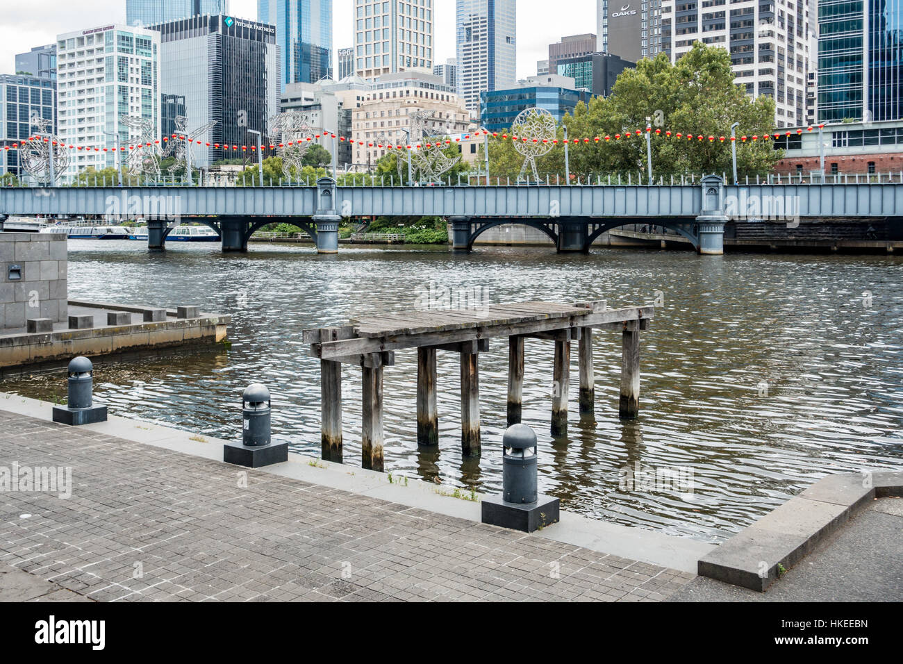 Verfallene Kai in Kontrast zu modernen Southbank Promenade, Melbourne, Victoria, Australien. Stockfoto
