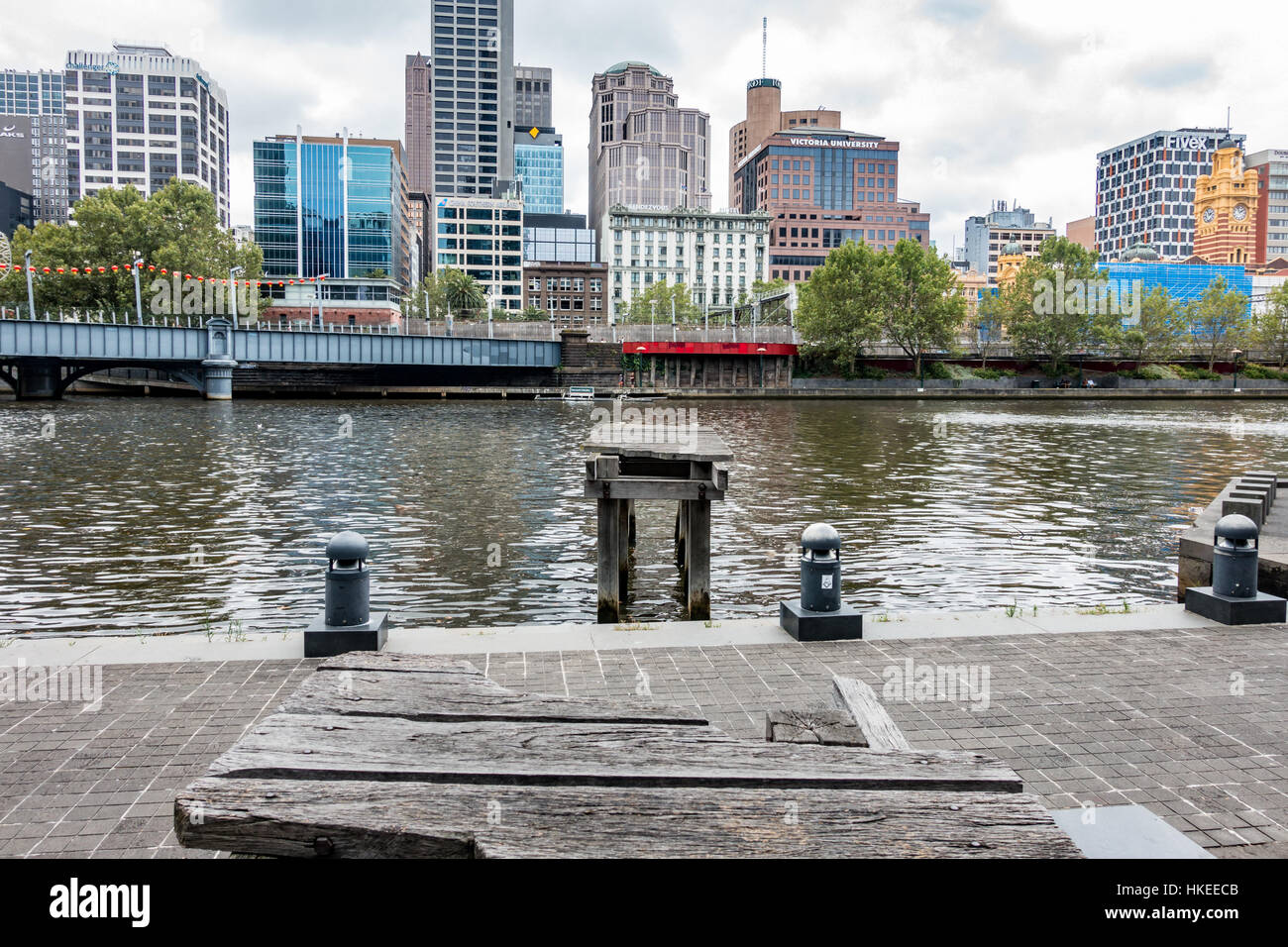 Verfallene Kai in Kontrast zu modernen Southbank Promenade, Melbourne, Victoria, Australien. Stockfoto