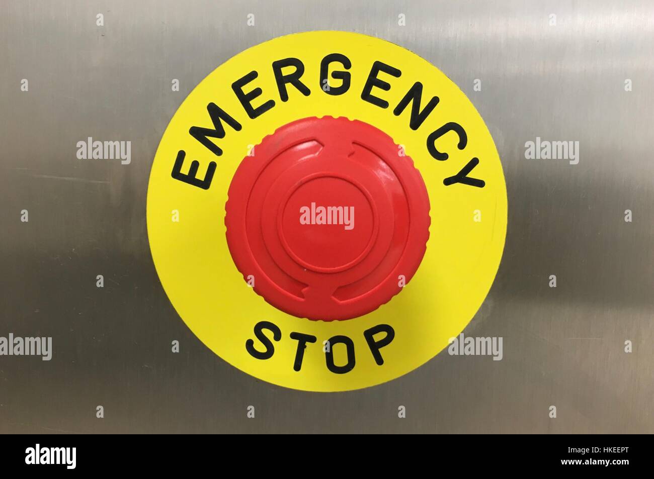 Rote und gelbe Emergency Stop-Taste in einer stillgelegten Fabrik Stockfoto