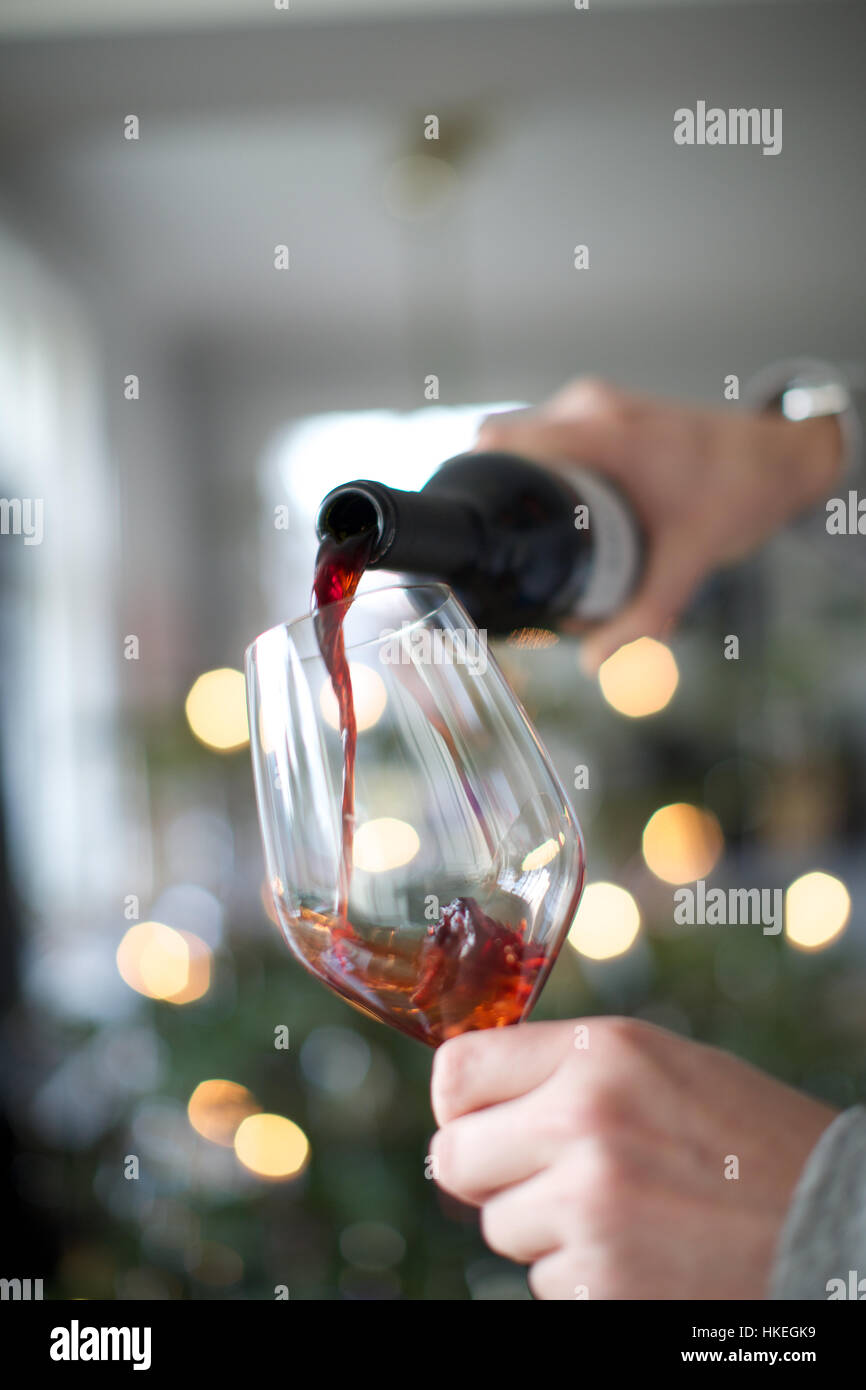 menschliche Hände Gießen Rotwein im Glas. Wein, Flasche