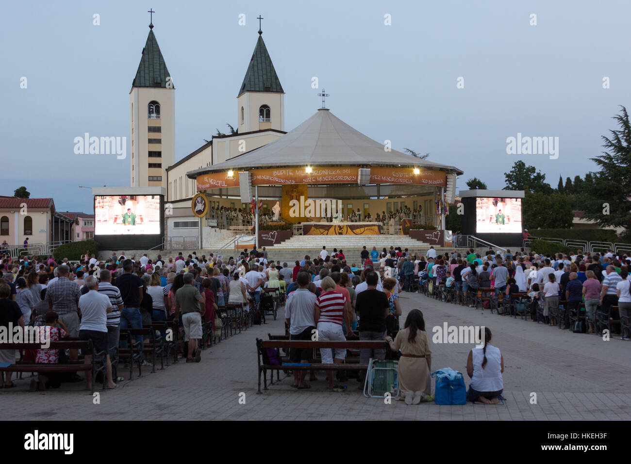 Tausende von Pilgern, die Teilnahme an einer heiligen Messe am Abend versammelten sich auf dem Platz hinter der Kirche St. Jakob. MEDJUGORJE, BOSNIEN UND HERZEGOWINA Stockfoto