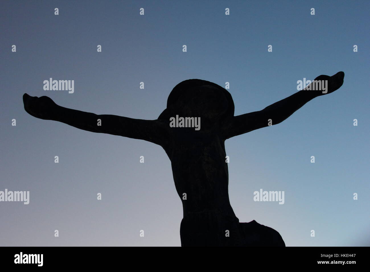 Die Statue des auferstandenen Christus aus dem Tropfen eine wundersame Flüssigkeitsstrom. Stockfoto