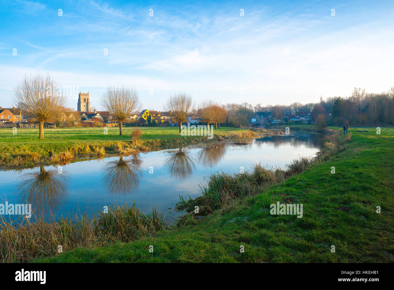 Sudbury, Suffolk, Winter-Blick auf den Fluss Stour durch den Auen entlang der südlichen Grenze der Stadt von Sudbury, Suffolk, UK. Stockfoto