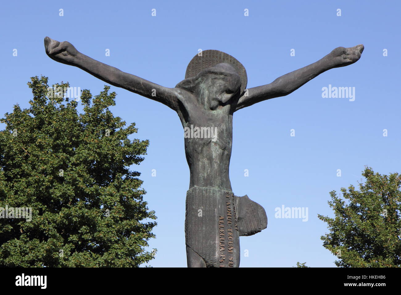 Die Statue des auferstandenen Christus aus dem Tropfen eine wundersame Flüssigkeitsstrom. Stockfoto