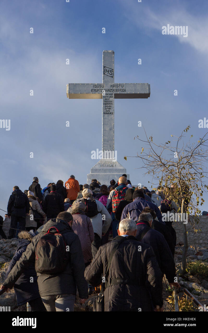 Pilger kommen auf den Gipfel des Berges Križevac in Medjugorje, Bosnien und Herzegowina. Stockfoto