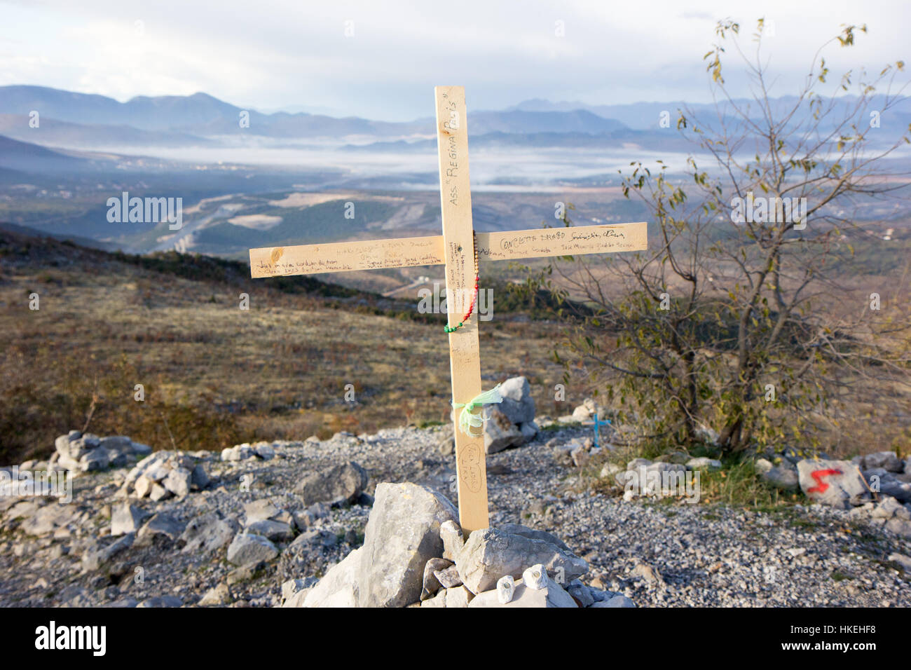 Ein Kreuz auf der Oberseite Berg Krizevac in Medjugorje, Bosnien und Herzegowina auf 2016/11/11 Stockfoto