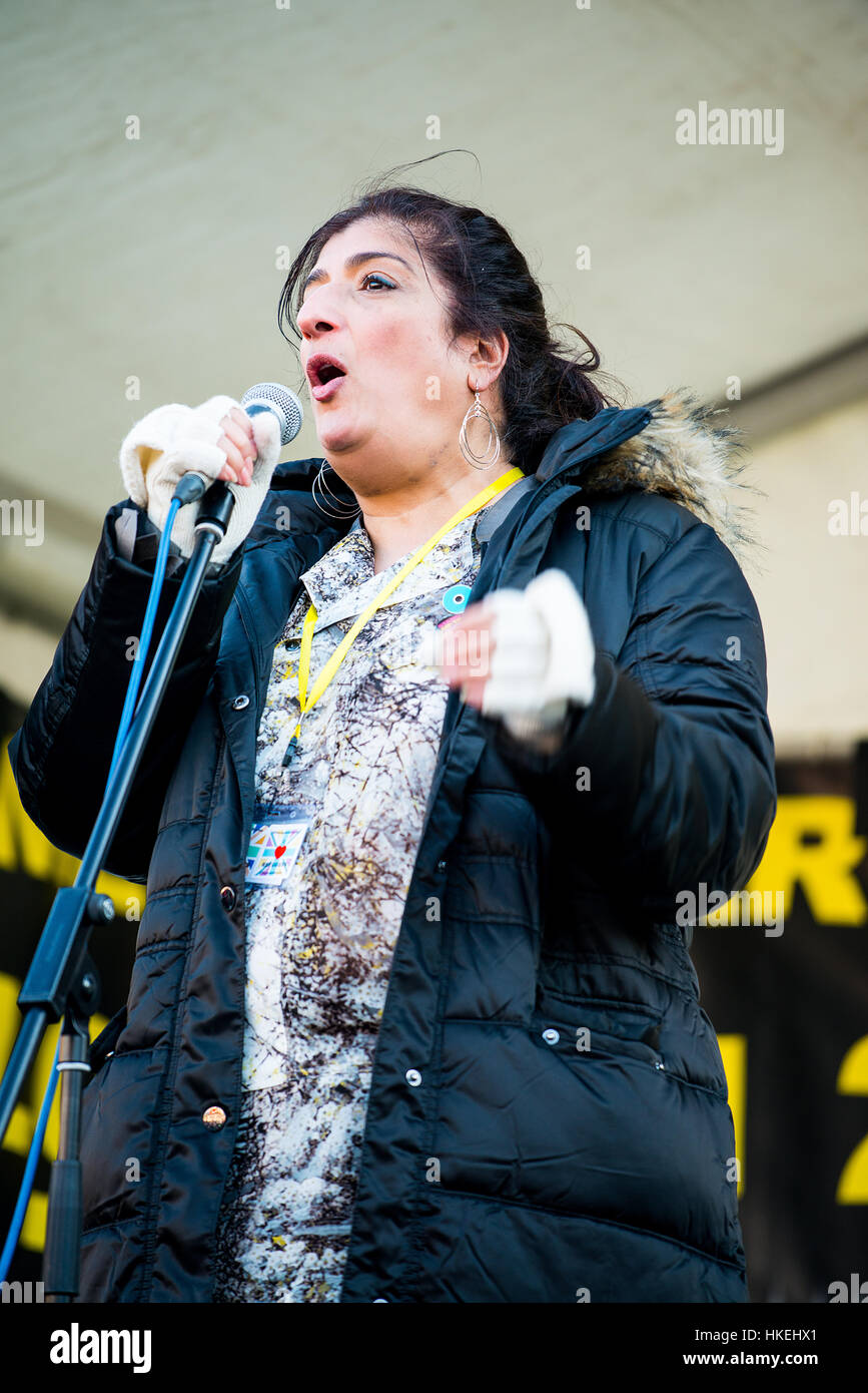 Die Komikerin Sajeela Kershi sprach bei der Rallye Women's March/Anti Donald Trump im Zentrum Londons als Teil eines internationalen Tages der Solidarität. Stockfoto