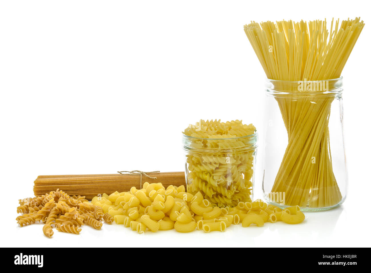 Gemischte rohe italienische Teigwaren isoliert auf weißem Hintergrund Stockfoto