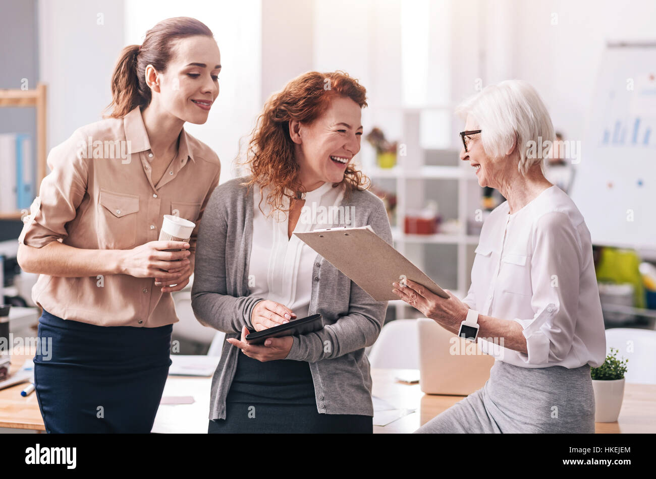 Lebendige positive Geschäftsfrauen, Austausch von Meinungen im Büro Stockfoto