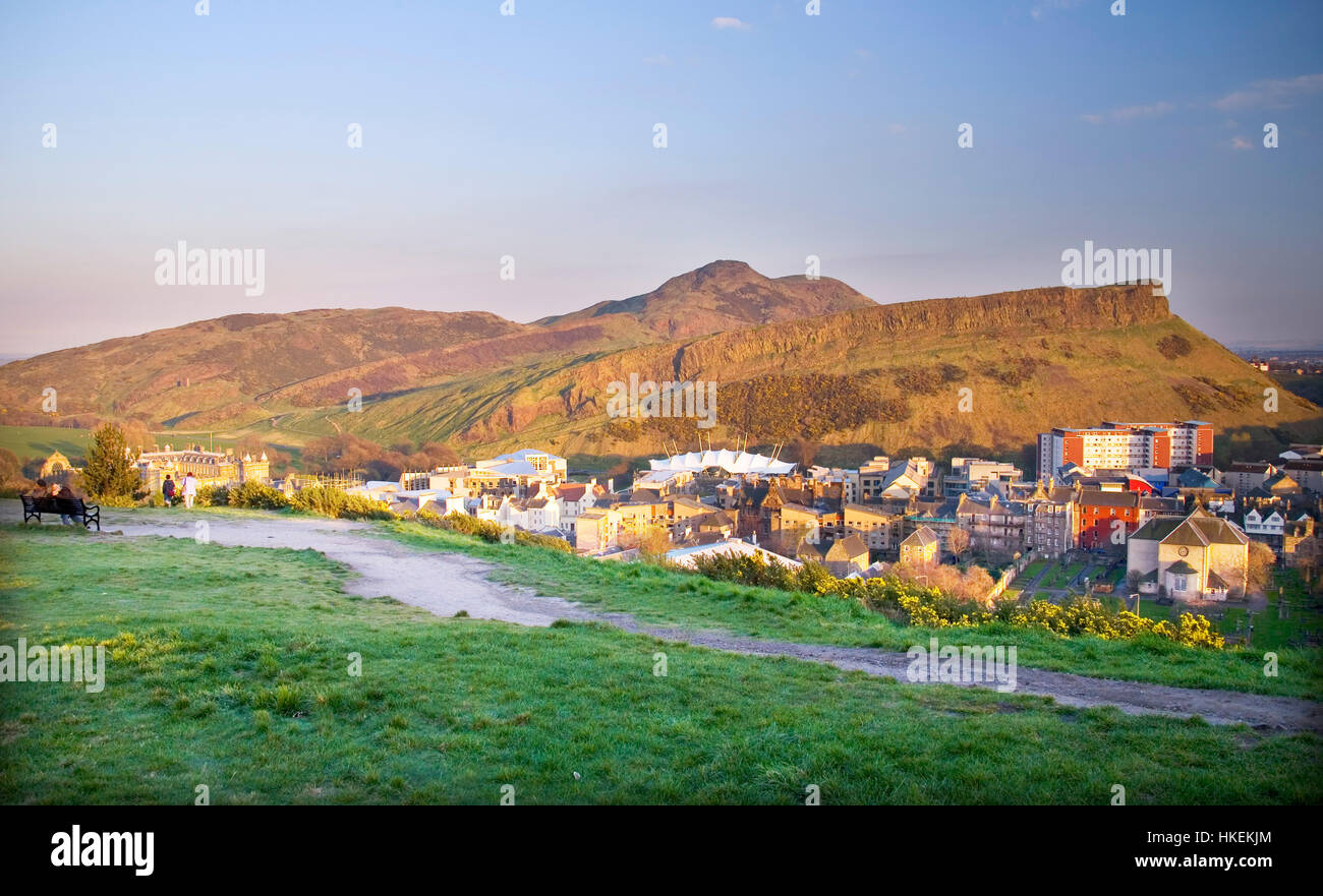 Großbritannien, Schottland, Lothian, Edinburgh, Calton Hill, Blick Richtung Holyrood Park, Arthur´s Sitz Vulkan Stockfoto