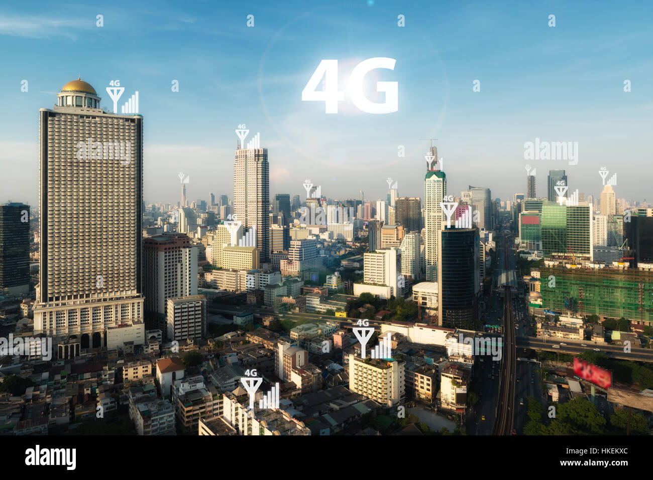 Smart City und 4G Signal-Kommunikationsnetz, Geschäftsviertel mit Bürogebäude, visuelle abstraktes Bild, Internet der Dinge-Konzept Stockfoto