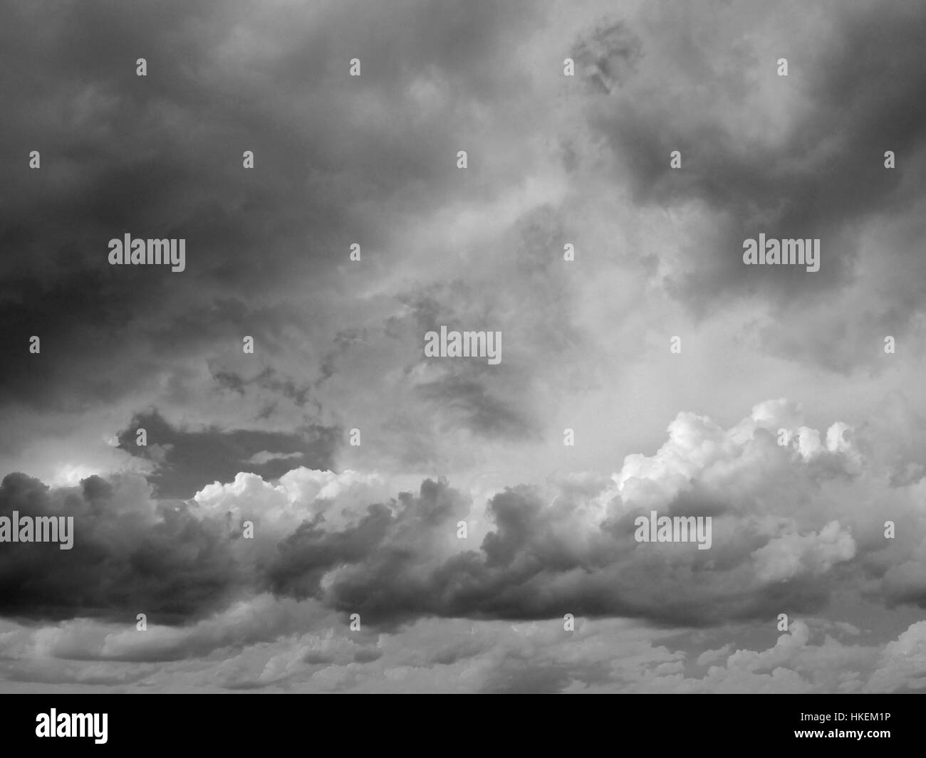 Dunkle Sturm Wolkengebilde beängstigend bewölktem Himmel Hintergrund. Sturm kommt. Stockfoto