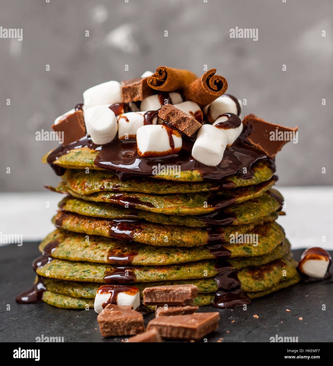 Nicht-traditionelle grüne süße Pfannkuchen mit Schokolade und Marshmallows. Liebe für eine gesunde Desserts-Konzept. Stockfoto