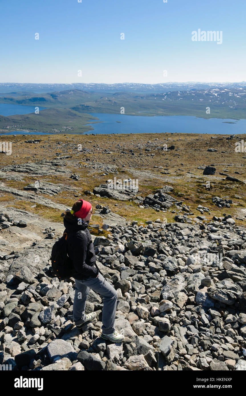 Mädchen Kleidung Wandern Wandern Wanderweg auf der Oberseite Saana fiel, Kilpisjarvi, Finnisch-Lappland, Finnland, Europa. See Kilpisjarvi in der bac Stockfoto