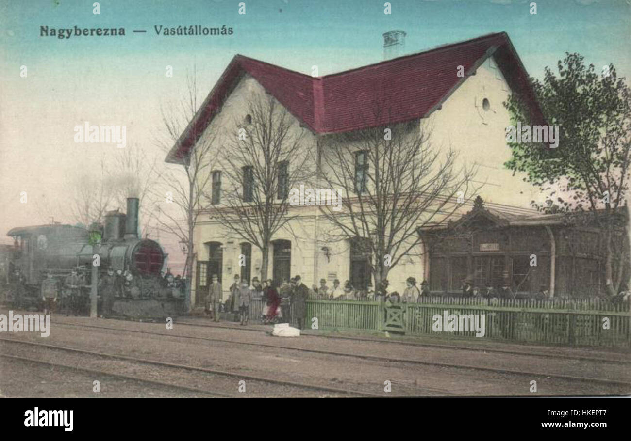 Das Gemälde zeigt den historischen Bahnhof in Welykyi Beresnyi, einer Stadt in der Ukraine. Das Kunstwerk zeigt die Architektur des Bahnhofs und die umgebende Landschaft und spiegelt die Bedeutung der Eisenbahn für die Entwicklung der Region im frühen 20. Jahrhundert wider. Stockfoto