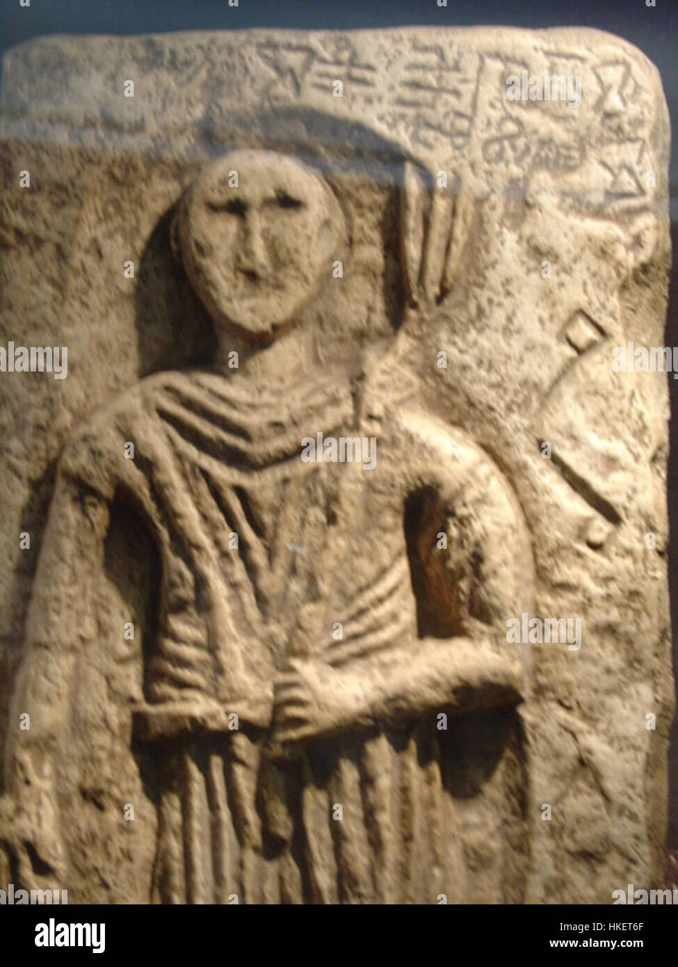 Das Plomin Tablet 1 ist ein bedeutender archäologischer Fund mit Inschriften aus der Antike. Dieses Artefakt bietet wertvolle Einblicke in die frühen Schreibsysteme und die Kultur der Region, in der es entdeckt wurde, und trägt zum Verständnis der antiken Zivilisationen bei. Stockfoto