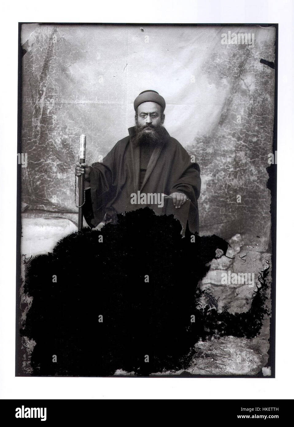 Rabbiner Kastoria Papazoglou ist in diesem Gemälde dargestellt, das das Wesen einer religiösen Figur innerhalb der jüdischen Kultur feststellt. Das Porträt repräsentiert Papazoglous einflussreiche Rolle in der Gemeinschaft und seine religiöse Bedeutung. Dieses Kunstwerk hebt die kulturellen und spirituellen Beiträge des Einzelnen während seiner Zeit hervor. Stockfoto