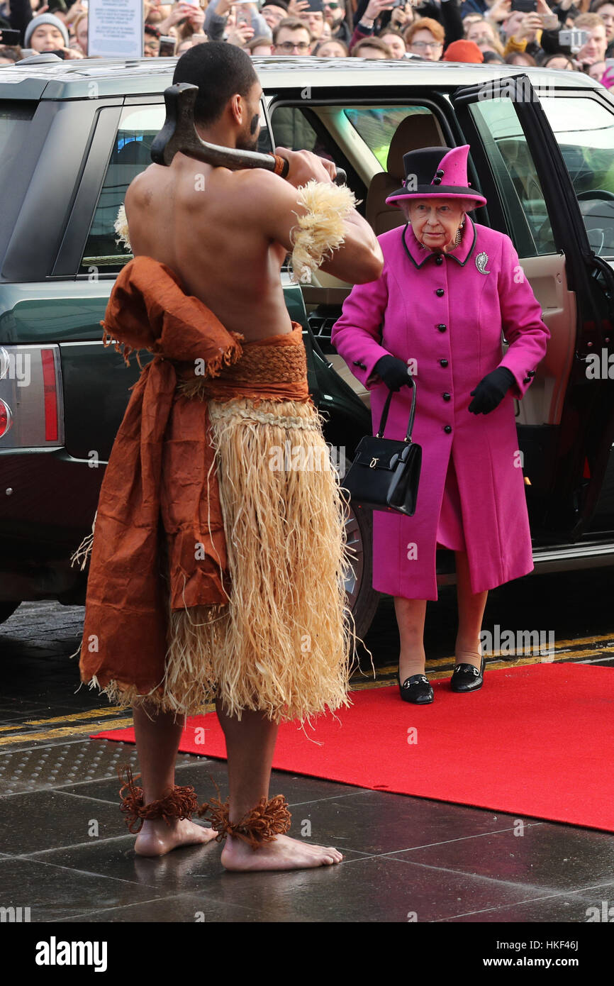 Königin Elizabeth II kommt auf die Fidschi-Ausstellung in dem Sainsbury Centre for Visual Arts an der University of East Anglia, Norwich. Stockfoto