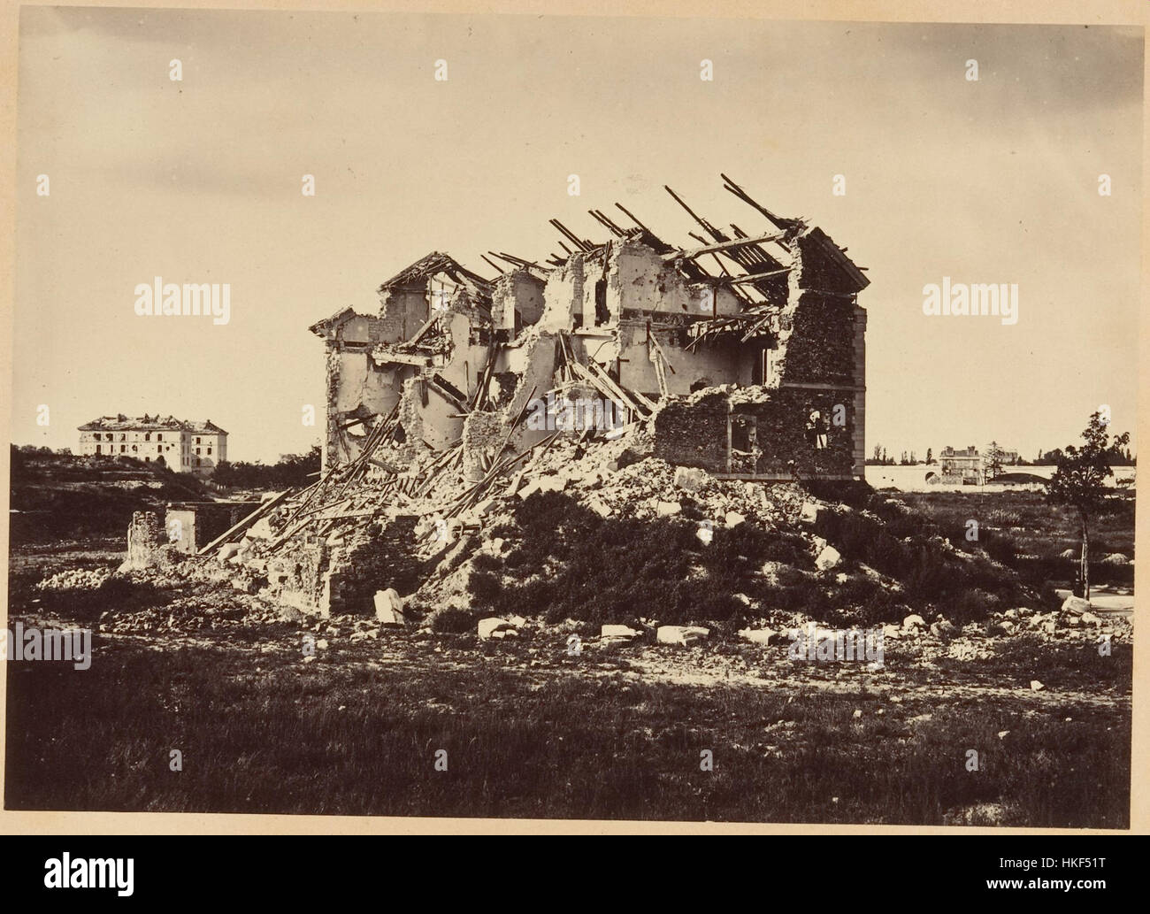 Diese Fotosammlung mit dem Titel „Les Ruines de Paris“ zeigt die Zerstörung in Paris und seiner Umgebung während des Deutsch-Französischen Krieges (1870-1871) und bietet einen ergreifenden Blick auf die Ruinen der Stadt. Stockfoto