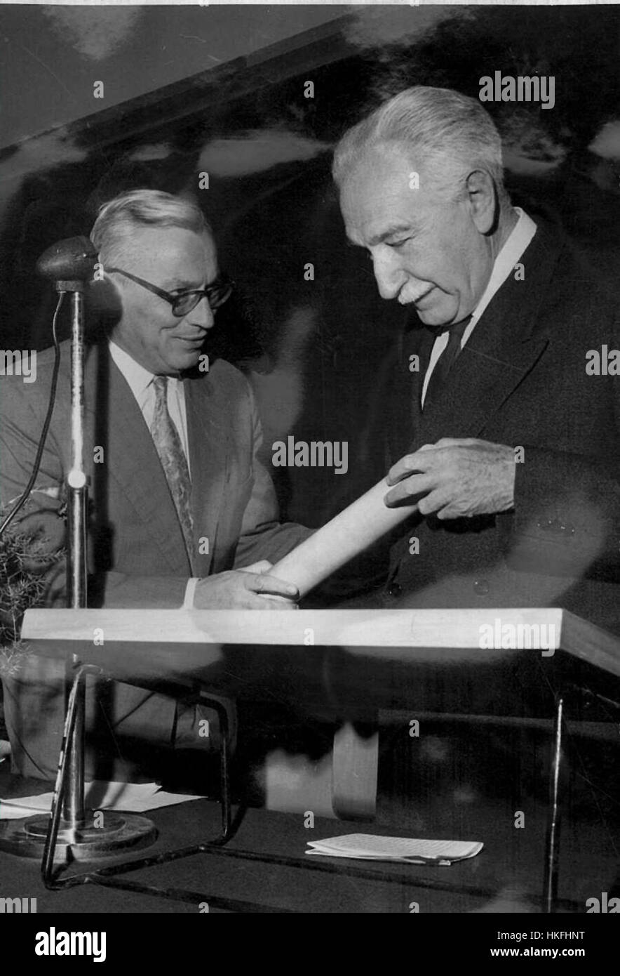 Hugo Bergman erhält Ehrendoktorwürde der Hebräischen Universität in Jerusalem 1959 ein Stockfoto