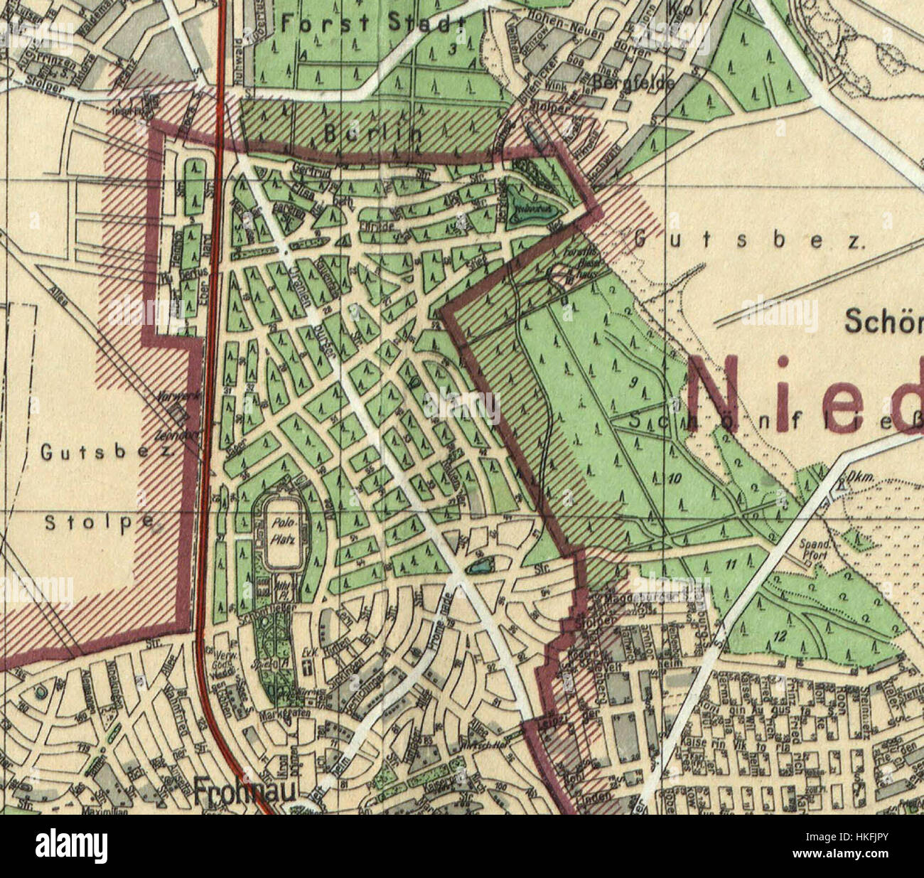 Dieses Landschaftsbild fängt die heitere Schönheit von Frohnau im Waldviertel ein. Der Künstler hebt die natürlichen Merkmale der Region hervor und zeigt die reiche Waldfläche dieser ländlichen europäischen Umgebung. Stockfoto