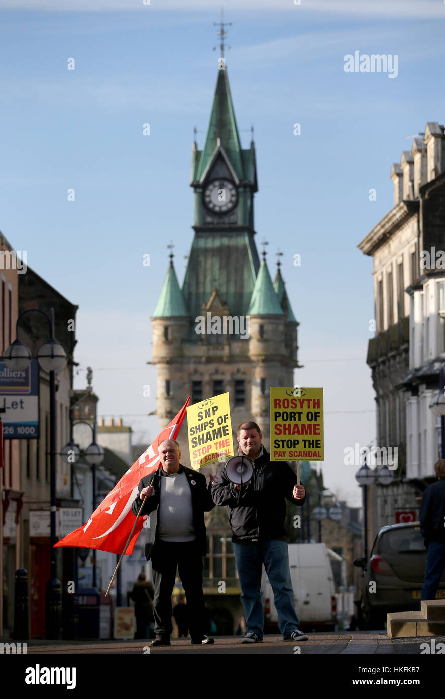 Brian Reynolds (links) und Gordon Martin nehmen Teil an einer Demonstration der RMT Mitglieder außerhalb des Büros von Douglas Chapman MP in Dunfermline, Fife, Hervorhebung, was die Union beschreibt, wie Armut zahlen Preise auf Schottlands nur Roll-on / Roll-off-Freight Link nach Europa. Stockfoto