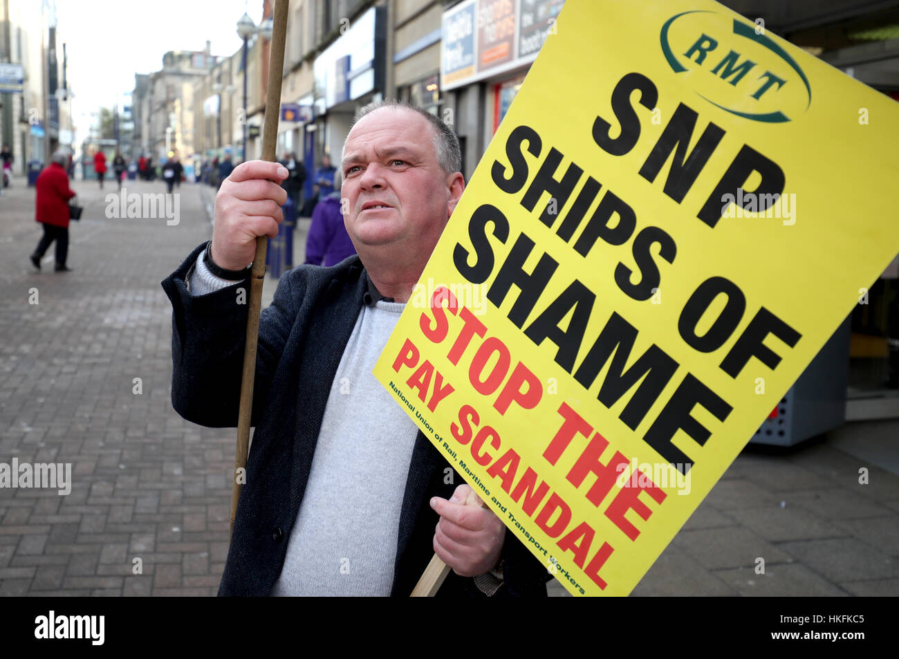 Brian Reynolds beteiligt sich an einer Demonstration von RMT-Mitgliedern außerhalb des Büros von Douglas Chapman MP in Dunfermline, Fife, Hervorhebung, was die Union beschreibt, wie Armut zahlen Preise auf Schottlands nur Roll-on / Roll-off-Freight Link nach Europa. Stockfoto