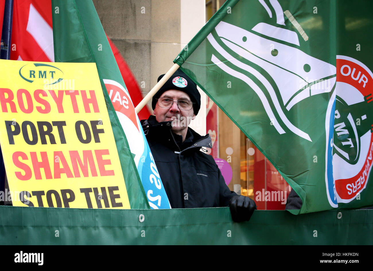 RMT-Mitglieder halten eine Demonstration vor dem Büro des Douglas Chapman MP in Dunfermline, Fife, Hervorhebung, was die Union beschreibt, wie Armut zahlen Preise auf Schottlands nur Roll-on / Roll-off-Freight Link nach Europa. Stockfoto