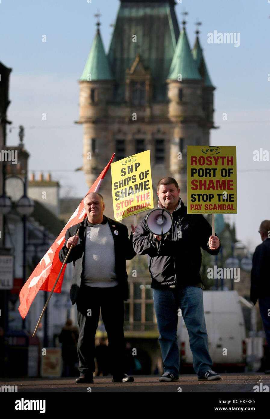 Brian Reynolds (links) und Gordon Martin nehmen Teil an einer Demonstration der RMT Mitglieder außerhalb des Büros von Douglas Chapman MP in Dunfermline, Fife, Hervorhebung, was die Union beschreibt, wie Armut zahlen Preise auf Schottlands nur Roll-on / Roll-off-Freight Link nach Europa. Stockfoto