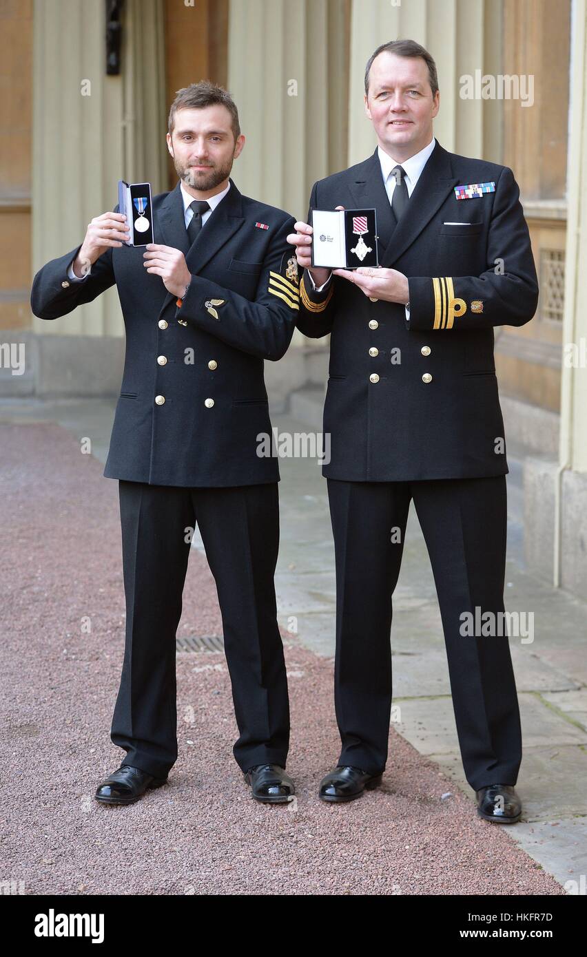 Petty Officer Alan Speed (links) und Lieutenant Commander Richard Lightfoot nachdem sie die Königin ausgezeichnet wurden der Tapferkeit-Medaille und das Air Force Cross bzw. durch den Prince Of Wales im Rahmen einer Investitur Zeremonie am Buckingham Palace, London. Stockfoto