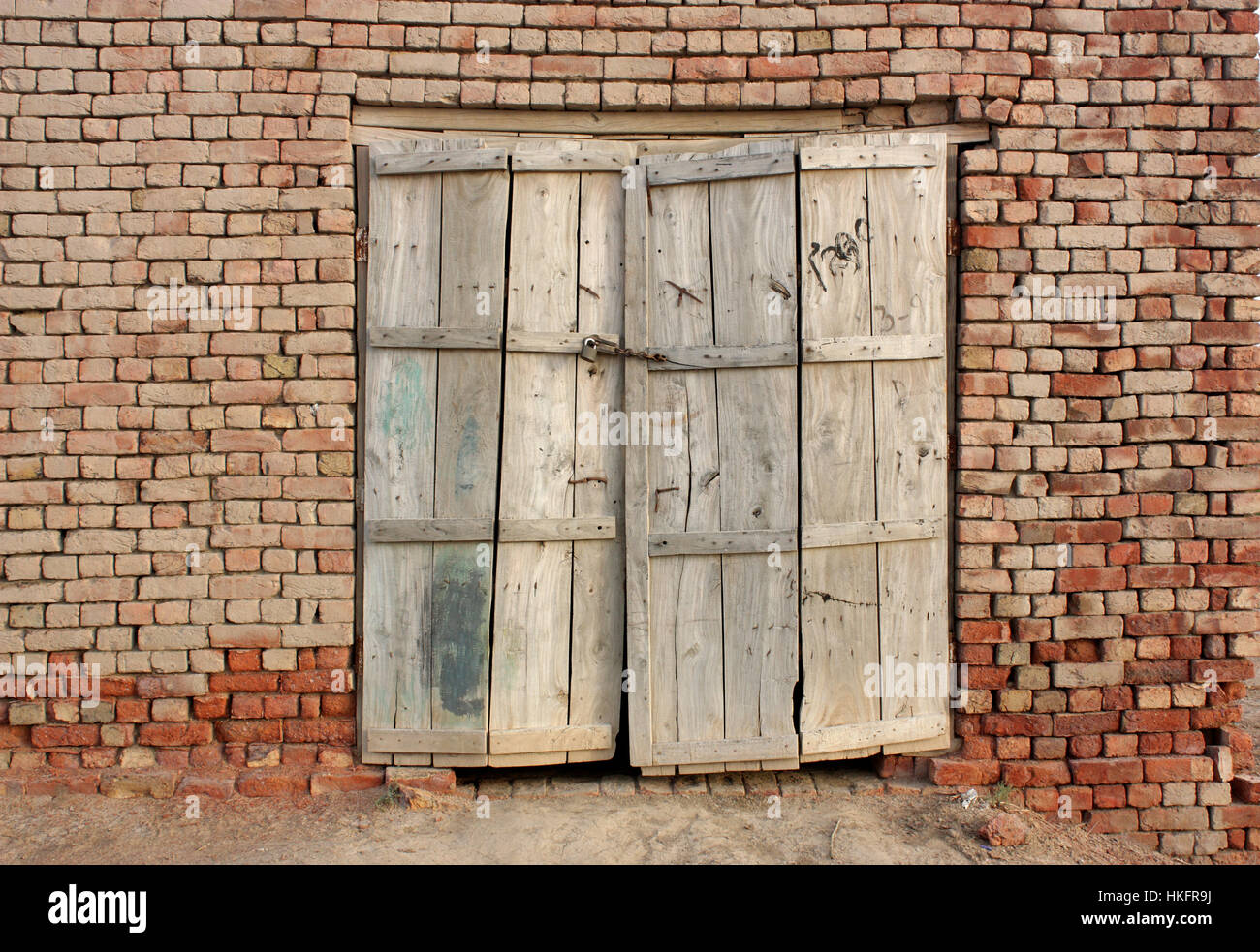 Ziegel-Wand und alte Mode-Tür Stockfoto