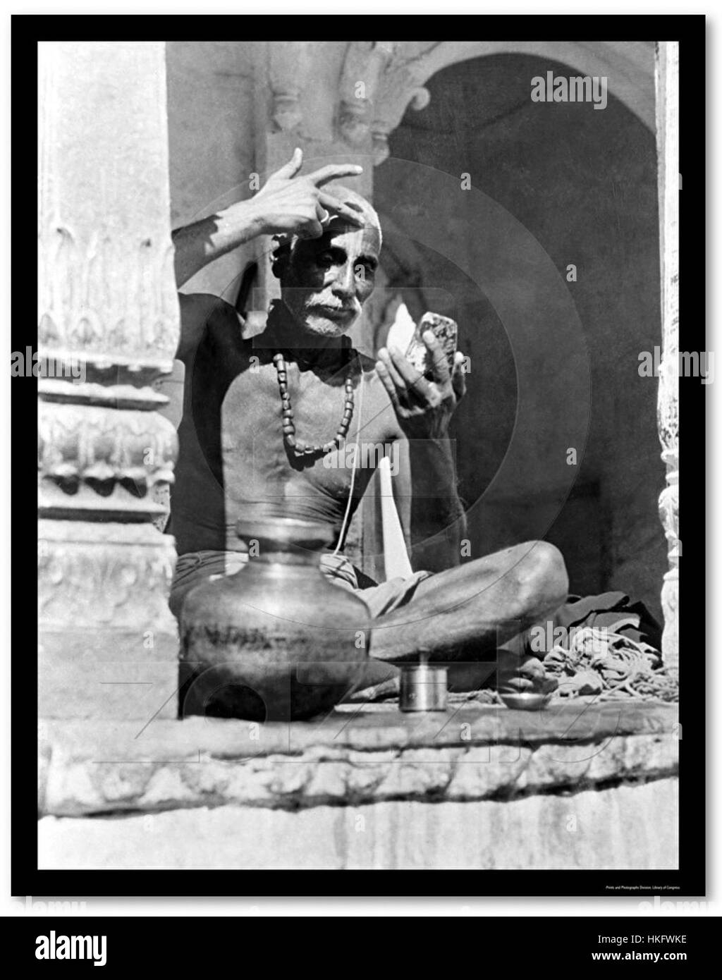 Dieses Kunstwerk stellt einen brahmanischen Priester in Indien dar, der die religiösen und kulturellen Traditionen des Hinduismus repräsentiert. Der Priester ist in zeremonieller Kleidung dargestellt, die die Rolle der Priester in spirituellen Ritualen und religiösen Leben in Indien unterstreicht. Stockfoto Dieses Kunstwerk stellt einen brahmanischen Priester in Indien dar, der die religiösen und kulturellen Traditionen des Hinduismus repräsentiert. Der Priester ist in zeremonieller Kleidung dargestellt, die die Rolle der Priester in spirituellen Ritualen und religiösen Leben in Indien unterstreicht. Stockfoto