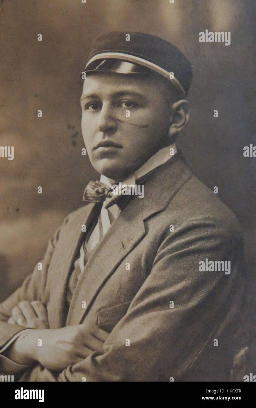 Berthold Ostertag, ein einflussreicher Künstler, schuf Werke, die oft Realismus mit Avantgarde verschmelzen. Seine Kunst zeichnet sich durch emotionale Tiefe und technische Präzision aus und trägt damit maßgeblich zur europäischen Moderne während seiner Ära bei. Stockfoto