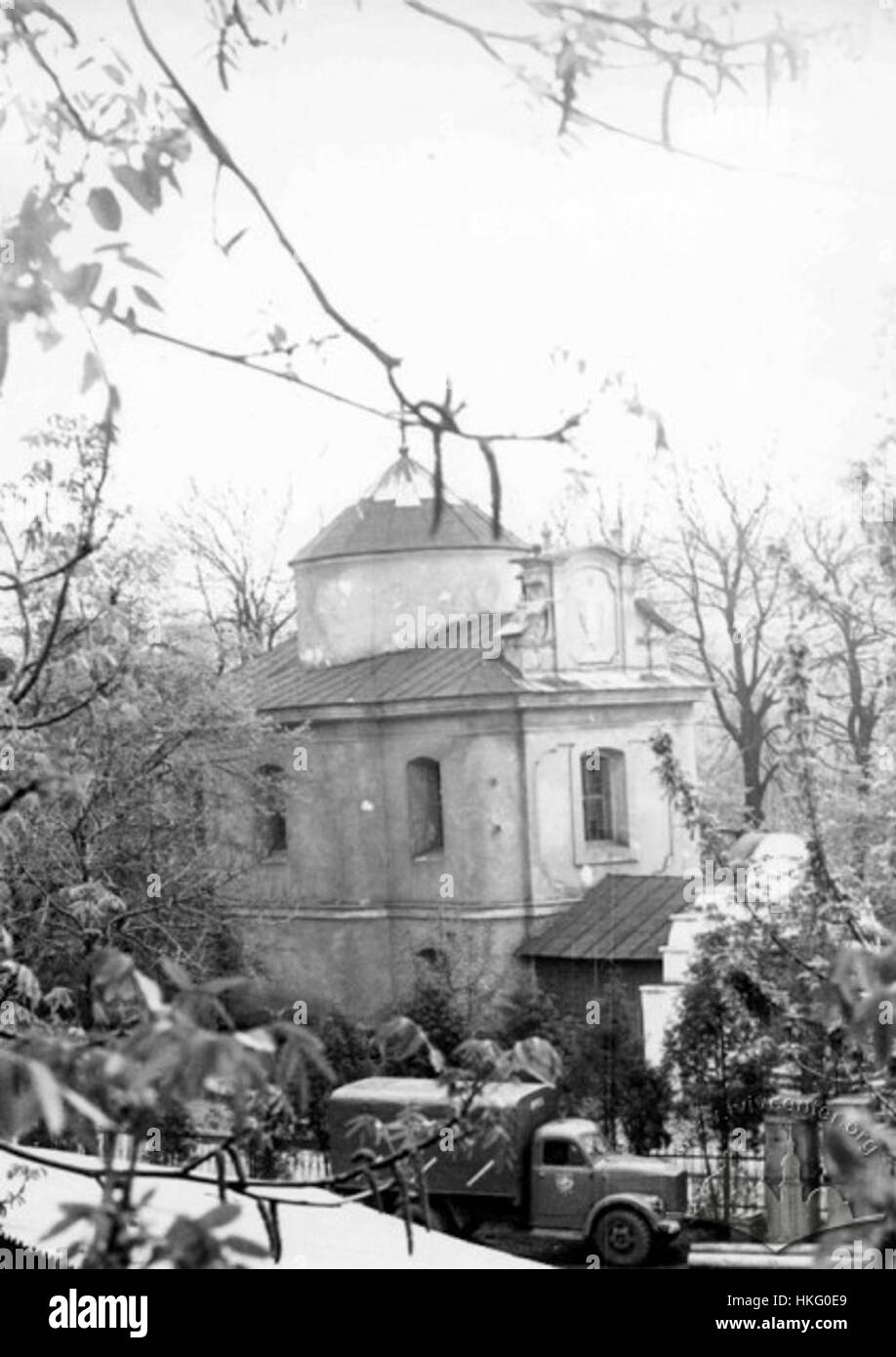 Dieses Gemälde zeigt die St. Pokrova Kirche in Buchach, eine wichtige religiöse Stätte in der Ukraine. Die Kirche ist für ihre historische und architektonische Bedeutung bekannt und steht als Symbol des kulturellen Erbes und der religiösen Geschichte der Region. Stockfoto