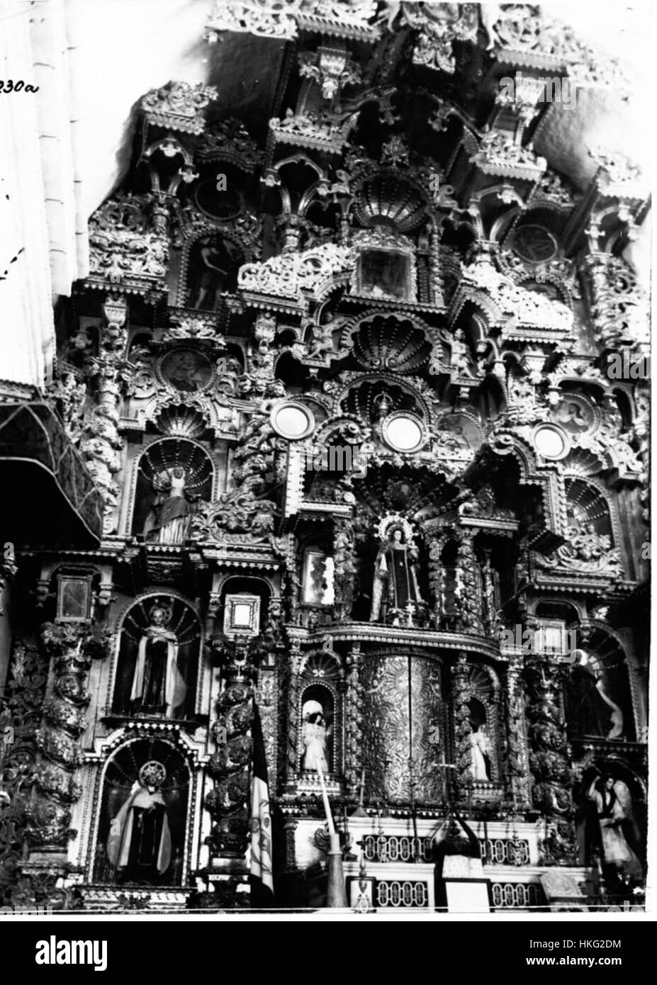 Dieses Gemälde, *Santa Teresa Ayacucho*, zeigt eine religiöse Figur, wahrscheinlich die heilige Teresa von Ávila, aus der Region Ayacucho in Peru. Das Stück spiegelt die Verschmelzung indigener peruanischer Kunst mit spanischen Kolonialeinflüssen wider und fängt die Heiligkeit und Hingabe ein, die mit katholischen Heiligen verbunden sind. Stockfoto