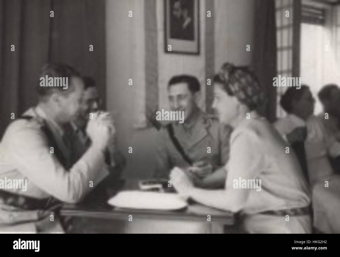 Dieses Gemälde zeigt Hadassa, eine biblische Figur, im Kontext ihrer Interaktion mit britischen Soldaten. Es reflektiert historische und religiöse Themen und bietet eine visuelle Verbindung zwischen biblischen Geschichten und moderner Militärgeschichte. Stockfoto